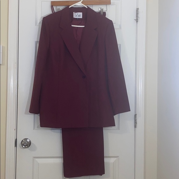 Le Suit pantsuit.Dark red w/ black tweed look. 18 - Picture 2 of 5